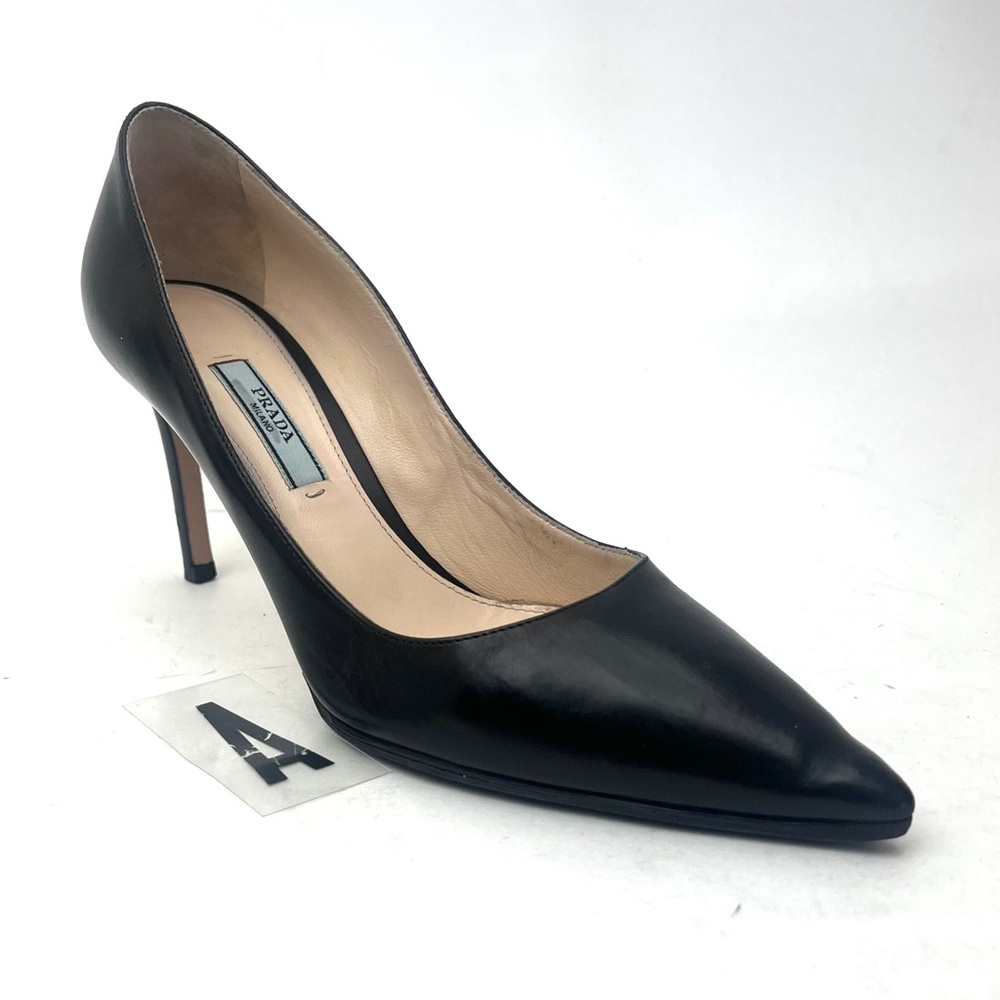 Classic Classy Prada Heel Pumps (Size 6.5, but fits a size 7)